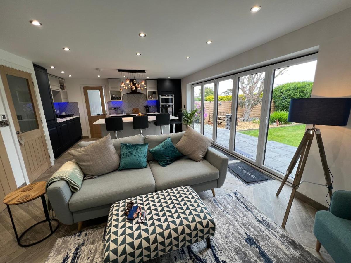 Luxurious Modern 2 Bedroom Bungalow Private Garden Holyhead Exterior foto