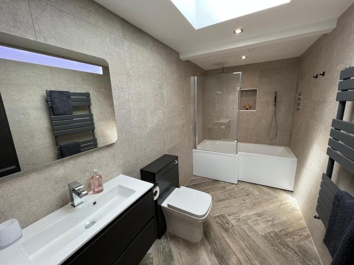 Luxurious Modern 2 Bedroom Bungalow Private Garden Holyhead Exterior foto