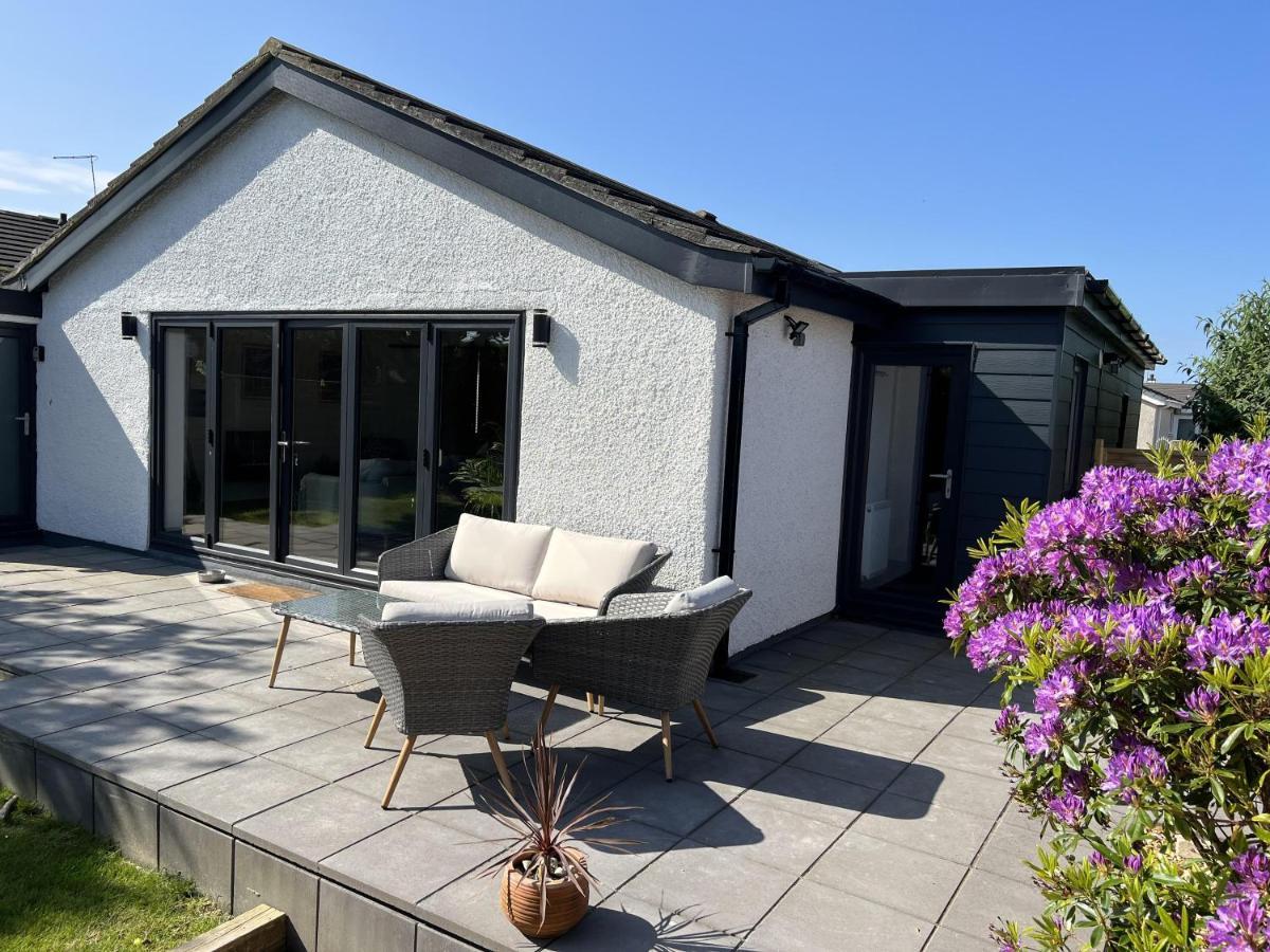 Luxurious Modern 2 Bedroom Bungalow Private Garden Holyhead Exterior foto