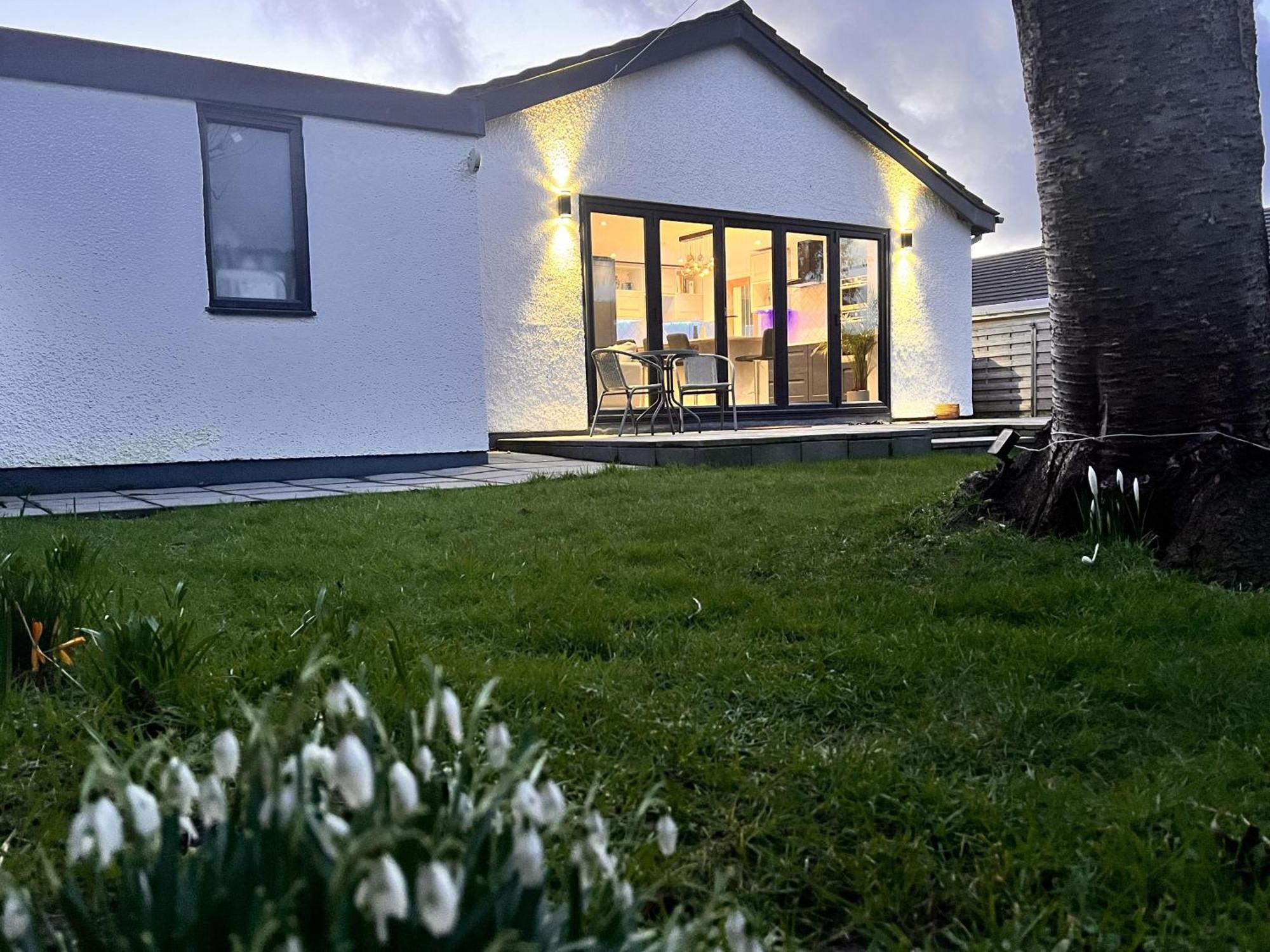 Luxurious Modern 2 Bedroom Bungalow Private Garden Holyhead Exterior foto